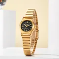 Detailopname van gouden stretch-horloge met zwarte wijzerplaat en Romeinse cijfers - Gouden Band Zwarte Wijzerplaat