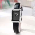 Detalle de reloj rectangular plateado minimalista con correa de cuero negro y esfera - Correa Negra Esfera Negra