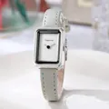 Reloj minimalista de mujer con caja rectangular plateada y correa delgada de cuero beige - Correa Gris Esfera Blanca