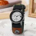 Detailopname van militair kwartshorloge met kompas op nylon band en keramisch bord - Legergroen Band Witte Wijzerplaat