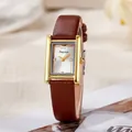 Reloj cuadrado dorado para mujer con esfera plateada y correa de cuero marrón en fondo de estilo - Correa Café Caja Dorada Esfera Blanca