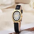 Macro detail van ovale gouden kast en zwarte leren band met krokodillenpatroon horloge - Zwarte Band Gouden Kast Witte Wijzerplaat