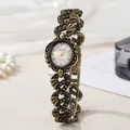 Details der Vintage-Armbanduhr in Gold mit weißem Zifferblatt und Ziffern - Bronzeton Weißes Zifferblatt