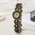 Vintage goldene Damenuhr mit herzförmigem Ausschnitt-Armband und Retro-Quarz-Zifferblatt - Bronzeton Goldzifferblatt