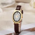 Detail van vintage ovaal goudkleurig horloge met witte wijzerplaat en bruine leren band - Bruine Band Gouden Kast Witte Wijzerplaat