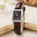 Details einer quadratischen Silber-Quarzuhr mit schwarzem Zifferblatt und Lederband - Kaffee Armband Schwarzes Zifferblatt