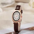 Detail van roségouden ovaal horloge met bruine leren band voorzien van hagedisprint - Bruine Band Roségoud Kast Witte Wijzerplaat