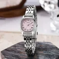 Détail du cadran rose avec chiffres romains et bracelet de montre en acier argenté - Bracelet Boîtier Argenté Cadran Violet
