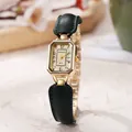 Detailansicht der rechteckigen goldenen Quarzuhr mit dunkelgrünem Lederarmband - Grün