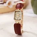 Detail der goldenen achteckigen Vintage-Uhr mit weinrotem Leder- und Kettenarmband - Rot