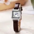 Detail van een achthoekig zilveren horloge met blauwe wijzers en bruine leren band - Koffie Band Zilveren Kast Witte Wijzerplaat