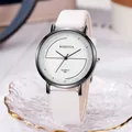 Detail van wit lederen horloge met zilveren kast en strass-steentjes op de wijzerplaat - Wit