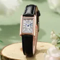 Detail van een vintage kwartshorloge met roségouden kast en Romeinse cijferplaat - Black Strap Rose Gold Case White Dial