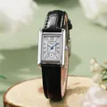 Detail van vierkant zilveren horloge met Romeinse cijfers en zwarte leren band - Zwarte Band Zilveren Kast Witte Wijzerplaat