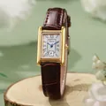 Elegant dameshorloge met gouden vierkante kast en bruine leren band op houtbasis - Koffie Band Gouden Kast Witte Wijzerplaat
