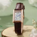 Detail van roségouden rechthoekig horloge met bruine leren band en Romeinse cijfers - Coffee Strap Rose Gold Case White Dial