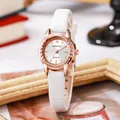 Close-up van roségouden horloge met witte krokodillenleren band op houten frame - Witte Lederen Band - Roségouden Kast - Witte Wijzerplaat