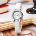 Detailopname van vintage zilveren bezel met witte leren band met krokodillenpatroon - Witte Lederen Band - Zilveren Kast - Witte Wijzerplaat