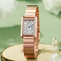 Detail van vierkant roségouden horloge met Romeinse cijfers en blauwe wijzers - Bamboe Stijl / Roségoud