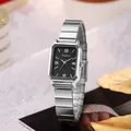 Detailopname van een vierkant zilveren horloge met bamboe stalen band en zwarte wijzerplaat - Zilveren Band Zwarte Wijzerplaat