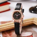 Detail van een roségouden dameshorloge met zwarte lederen band en getextureerde wijzerplaat - Zwarte Lederen Band - Roségouden Kast - Zwarte Wijzerplaat