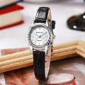 Detail van zilveren quartz horloge met zwarte leren band en zilveren wijzerplaat - Zwarte Lederen Band - Zilveren Kast - Witte Wijzerplaat