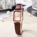Detail van vierkant roségouden horloge met champagne wijzerplaat en bruine leren band - Bruine Band-Rozegoud Kast-Rozegoud Wijzerplaat