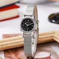Detail van zilveren mesh horloge met zwarte wijzerplaat en verfijnde kralenrand - Mesh Band - Zwarte Wijzerplaat
