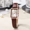 Elegant vierkant dameshorloge met roségouden kast en bruine leren band op parelachtergrond - Bruine Band-Rozegoud Kast-Witte Wijzerplaat