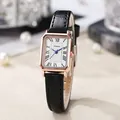 Detailopname van rechthoekig roségouden horloge met Romeinse cijfers en leren band - Zwarte Band Roségouden Kast Witte Wijzerplaat