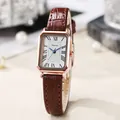 Detail van rechthoekig roségouden horloge met Romeinse cijfers en leren band - Bruine Band Roségouden Kast Witte Wijzerplaat