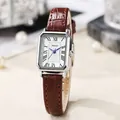Detail van rechthoekig zilveren horloge met romeinse cijfers en bruine leren band - Bruine Band Zilveren Kast Witte Wijzerplaat