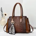 Borsa a mano marrone scuro con stampa coccodrillo lucida e ciondolo foulard di seta - Giallo Terra