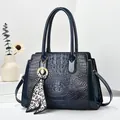 Borsa a mano blu scuro con trama a coccodrillo, manici doppi e foulard a macchia di leopardo - Blu