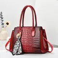 Elegante borsa rossa motivo coccodrillo con foulard leopardato e tracolla regolabile - Bordeaux