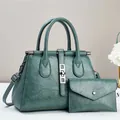 Detail der dunkelgrünen Arzt-Tasche mit Litschitextur, Umhängeriemen und Metallschnalle - Grün