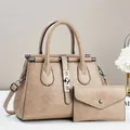 Detailansicht der khakifarbenen PU-Ledertasche mit Litschi-Struktur und silbernen Beschlägen - Khaki