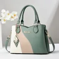Elegante borsa a tracolla tricolore in verde menta, beige e bianco con charm a farfalla - Verde