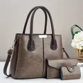 Conjunto de 3 bolsos de piel sintética topo con textura y detalles metálicos dorados - 31cmx13cmx24cm / Café