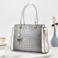 Bolso bandolera gris con textura de cocodrilo, ribete blanco y colgante de perla - Blanco