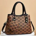 Sac seau marron avec imprimé géométrique noir, clous argentés et porte-monnaie assorti - Sac à Main et Pochette / Rayé Noir