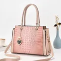 Sac à main élégant rose poudré avec motif crocodile et pendentif cœur amovible - Rose