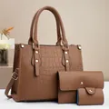 Conjunto de 3 bolsos marrones con textura de cocodrilo y detalles en metal dorado - Set de tres piezas / Caqui