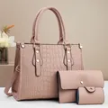 Detalle del conjunto de tres bolsos rosa nude con relieve de cocodrilo y herrajes oro - Set de tres piezas / Rosa