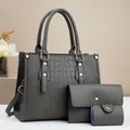 Conjunto de tres bolsos gris oscuro con textura de cocodrilo y detalles dorados - Set de tres piezas / Gris