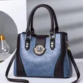 Λεπτομέρεια της μπλε τσάντας από δερματίνη με καφέ χερούλια και μεταλλικό αστέρι - Μπλε