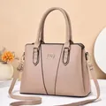 Borsa tote minimalista in ecopelle beige con dettagli dorati e tracolla in set di stile - Lunghezza 32 Larghezza 13 Altezza 23 / Cachi