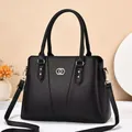 Borsa a mano minimalista in pelle nera con fibbia dorata e tracolla rimovibile elegante - Lunghezza 32 Larghezza 13 Altezza 23 / Nero
