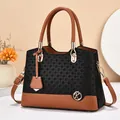 Kontrastfarbene gewebte Handtasche mit braunem Lederboden und verstellbarem Riemen - L27 H20 B14 / Schwarz