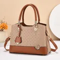 Beige gewebte Handtasche mit braunem Lederbesatz und goldenem K-Logo für Damenmode - L27 H20 B14 / Khaki